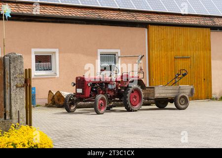 Feuchtwangen, Germania - 6 maggio 2023: Un trattore IHC McCormick-Farmall D-212 si trova nel parcheggio della casa. Foto Stock