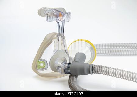 Dispositivo medico noto come CPAP (Continuous positive Airway Pressure-mask) e tubo flessibile isolato su bianco Foto Stock