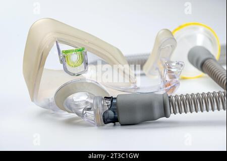 Dispositivo medico noto come CPAP (Continuous positive Airway Pressure-mask) e tubo flessibile isolato su bianco Foto Stock