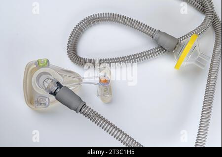 Dispositivo medico noto come CPAP (Continuous positive Airway Pressure-mask) e tubo flessibile isolato su bianco Foto Stock