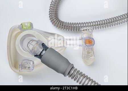 Dispositivo medico noto come CPAP (Continuous positive Airway Pressure-mask) e tubo flessibile isolato su bianco Foto Stock