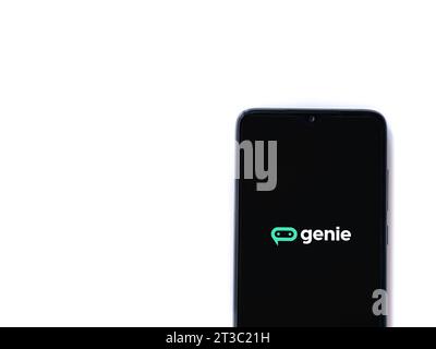 LOD, Israele - 16 luglio 2023: Schermata di avvio dell'app genie sullo smartphone su sfondo bianco. Vista dall'alto con spazio per la copia. Foto Stock