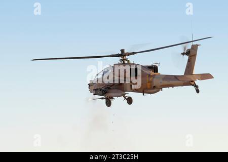 Elicottero AH-64D Saraf dell'Aeronautica militare israeliana che pratica il fuoco di cannoni su un bersaglio lontano. Foto Stock