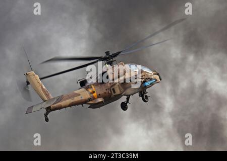 Elicottero AH-64D Saraf dell'Aeronautica militare israeliana durante una dimostrazione tattica. Foto Stock