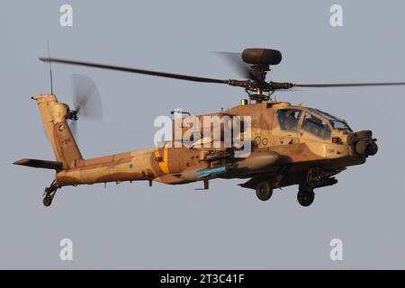 Elicottero AH-64D Saraf dell'Aeronautica militare israeliana armato con missili Hellfire. Foto Stock