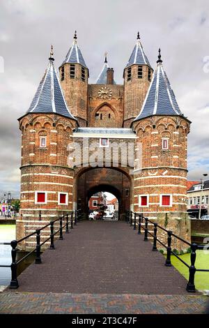 Amsterdam Poort vecchia porta della città da Haarlem ad Amsterdam Paesi Bassi NL costruita nel 1355 Foto Stock