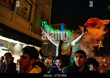 Un manifestante è visto in possesso di bombe fumogene verdi e rosse durante la manifestazione. Circa 800 manifestanti hanno camminato per il centro della città per condannare il governo di Israele ed esprimere la loro solidarietà al popolo palestinese. Questa manifestazione pro palestinese è stata una delle più grandi manifestazioni organizzate in città. Foto Stock