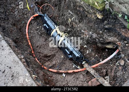 https://www.alamy.com/stock-photo-underground-mains-power-cable-exposed-for-refurbishment-in-hole-dug-175407310.html?imageid=3A58036C-49BE-4B57-84E5-1 Foto Stock