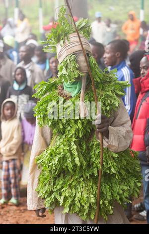 I NGAs si esibiscono in maschera durante il Puusdung Festival 2023 a Pankshin, Plateau State, Nigeria. Foto Stock
