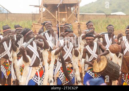 I ballerini Sombi si esibiscono durante il Puusdung Festival 2023 al Pankshin Mini Stadium, Plateau State Nigeria. Foto Stock