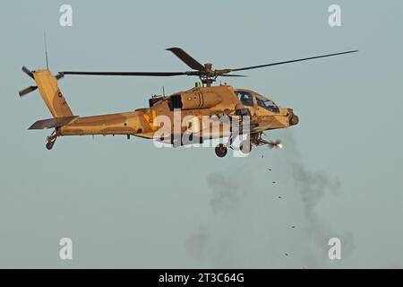 Elicottero AH-64D Saraf dell'Aeronautica militare israeliana che spara il suo cannone. Foto Stock