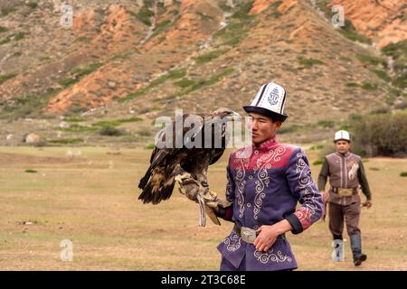 Cacciatore del Kirghizistan con Aquila reale addestrata (Aquila chrysaetos), lago Song kol, regione di Naryn, Kirghizistan Foto Stock