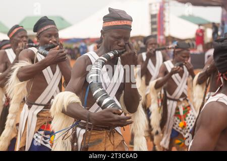 I ballerini Sombi si esibiscono durante il Puusdung Festival 2023 al Pankshin Mini Stadium, Plateau State Nigeria. Foto Stock