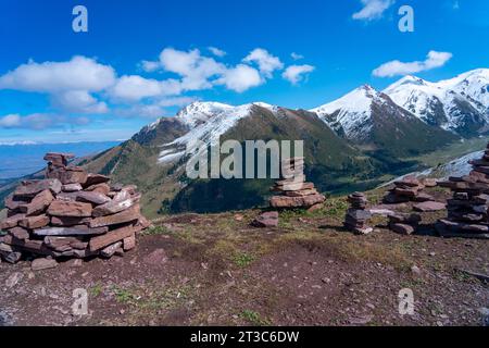 Cime innevate della stazione sciistica di Karakol, in Kirghizistan Foto Stock