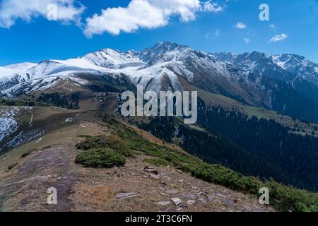 Cime innevate della stazione sciistica di Karakol, in Kirghizistan Foto Stock