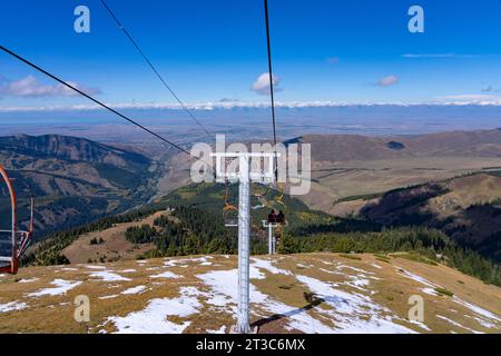 Funivia in estate sulle montagne della stazione sciistica di Karakol, in Kirghizistan Foto Stock