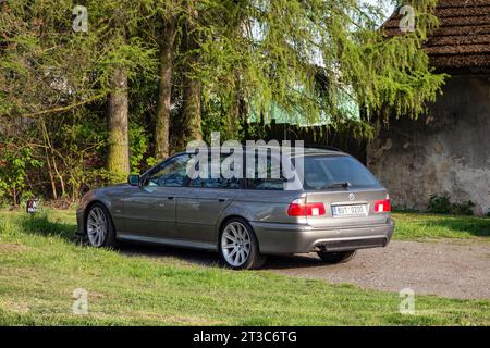 HAVIROV, REPUBBLICA CECA - 4 MAGGIO 2023: BMW 5-Seires Touring E39 con grandi cerchi in lega Foto Stock