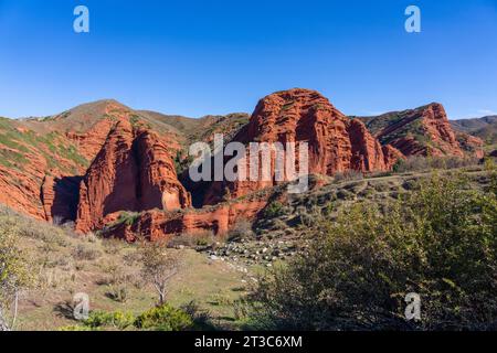 Kirghizistan, provincia o oblasty di Issyk-Kul, Jeti-Oguz Canyon e la formazione rocciosa dei sette Bulls Foto Stock