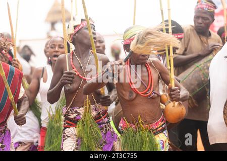 Donne NGAS che si esibiscono durante il Puusdung Festival 2023 al Pankshin Mini Stadium, Plateau State Nigeria. Foto Stock