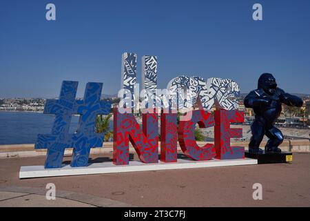 Nizza, Francia - 12 agosto 2023 - arte urbana moderna sulla Promenade des Anglais dell'hashtag i LoveNice, un luogo famoso per scattare foto e selfie con un cielo blu Foto Stock
