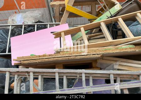 cantiere con scala a cavalletto e detriti di costruzione sparsi Foto Stock