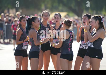 Maelin Nunez, Avery Smith, Abigail Huth, Nayeli Huynh, Emily Donofrio, Ava Beeson di Great Oak si accosta prima dell'inizio della gara di lotterie della Division 1 e 2 ragazze durante le 75 ore Mt. San Antonio College Cross Country Invitational, sabato 21 ottobre 2023, in Noce, calib. Foto Stock