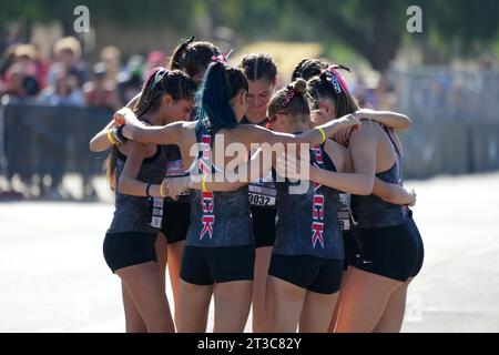 Maelin Nunez, Avery Smith, Abigail Huth, Nayeli Huynh, Emily Donofrio, Ava Beeson di Great Oak si accosta prima dell'inizio della gara di lotterie della Division 1 e 2 ragazze durante le 75 ore Mt. San Antonio College Cross Country Invitational, sabato 21 ottobre 2023, in Noce, calib. Foto Stock