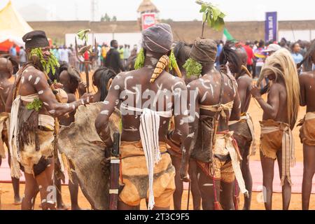 Giovani ballerini NGAS nei loro abiti nativi durante la loro esibizione durante il Puusdung Festival 2023 al Pankshin Mini Stadium, Plateau State Nigeria. Foto Stock