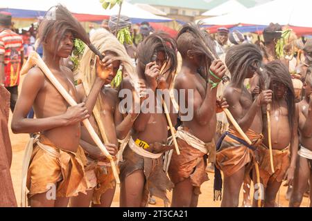 Giovani ballerini NGAS nei loro abiti nativi durante la loro esibizione durante il Puusdung Festival 2023 al Pankshin Mini Stadium, Plateau State Nigeria. Foto Stock