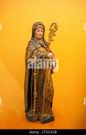 St Clare (XVII secolo) legno dorato, tecnica estofado policroma St. Chiara d'Assisi è facilmente riconoscibile dall'abitudine tradizionale dell'ordine Foto Stock