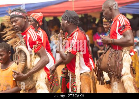 Ballerini NGAs durante il Puusdung Festival 2023 al Pankshin Mini Stadium, Plateau State Nigeria. Foto Stock