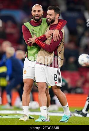 Manchester, Regno Unito. 24 ottobre 2023. Sofyan Amrabat del Manchester United e Bruno Fernandes del Manchester United si riscaldano durante la partita di UEFA Champions League all'Old Trafford, Manchester. Il credito fotografico dovrebbe leggere: Andrew Yates/Sportimage Credit: Sportimage Ltd/Alamy Live News Foto Stock