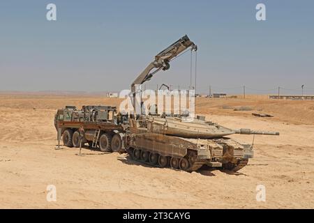 Sostituzione del motore su un carro armato Merkava Mark 4 delle forze di difesa israeliane. Foto Stock