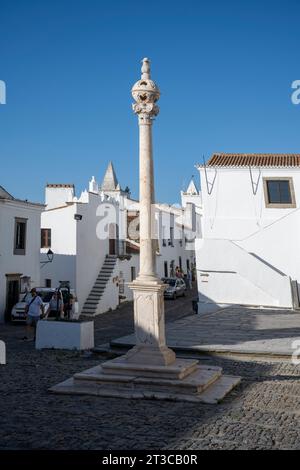 La gogna di fronte alla Chiesa Parrocchiale di Monsaraz o Igreja de Nossa Senhora da Lagoa (Madonna di Lagoa, detta anche Santa Maria da Lagoa) è stata costruita nel mezzo di Foto Stock