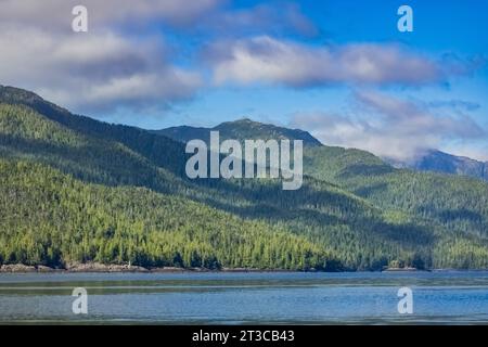 Le aspre San Cristoval Mountains si innalzano ripidamente dall'Oceano Pacifico nella riserva del Parco Nazionale di Gwaii Haanas, Haida Gwaii, Britih Columbia, Canada Foto Stock