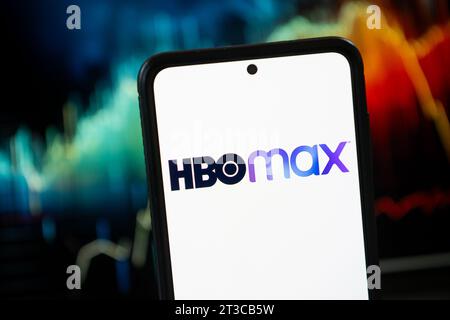 In questa figura è mostrato un logo HBO Max visualizzato su uno smartphone. Foto Stock
