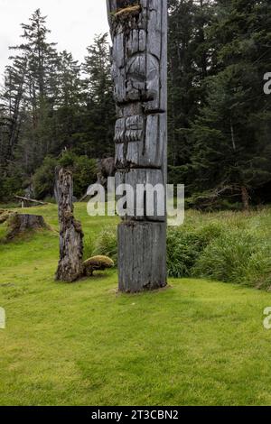 Pali totemici attesta Sgang Gwaay Llnagaay, sito patrimonio dell'umanità dell'UNESCO, un antico villaggio sull'isola di Anthony, riserva del Parco Nazionale di Gwaii Haanas, Haida GW Foto Stock