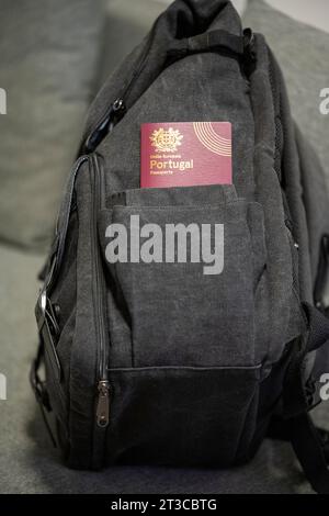 Passaporto portoghese nella tasca laterale di una borsa Foto Stock