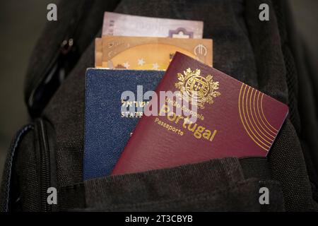 Passaporto a doppia cittadinanza, passaporto israeliano e portoghese con denaro (euro e Fiorino ungherese) Foto Stock