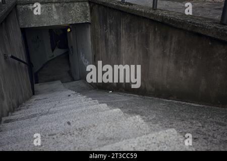 Scalinata di un passaggio sotterraneo in una zona residenziale di una città italiana al tramonto Foto Stock
