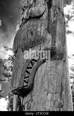 Palo totem presso Sgang Gwaay Llnagaay, sito patrimonio dell'umanità dell'UNESCO, un antico villaggio sito nel Parco Nazionale di Gwaii Haanas, Haida Gwaii, col Foto Stock