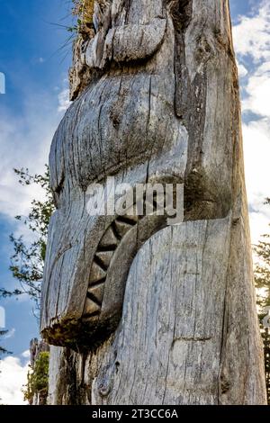 Palo totem presso Sgang Gwaay Llnagaay, sito patrimonio dell'umanità dell'UNESCO, un antico villaggio sito nel Parco Nazionale di Gwaii Haanas, Haida Gwaii, col Foto Stock