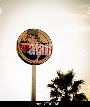 Un grande e vibrante segno della Bubba Gump Shrimp Co Foto Stock