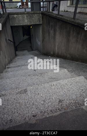 Scalinata di un passaggio sotterraneo in una zona residenziale di una città italiana al tramonto Foto Stock
