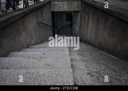 Scalinata di un passaggio sotterraneo in una zona residenziale di una città italiana al tramonto Foto Stock
