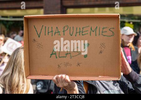 Vihapuhemies ahimè! Firma di cartone contro il Presidente del Parlamento Jussi Halla-aho contro me emme vaikene! Dimostrazione a Helsinki, Finlandia. Foto Stock