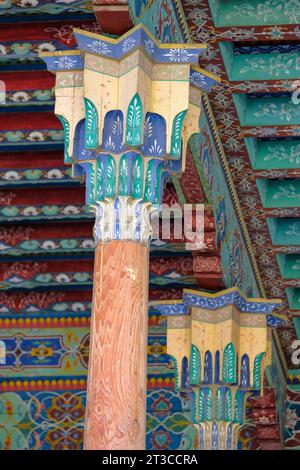 Kokand, Uzbekistan - 24 ottobre 2023: Dettaglio delle colonne del Palazzo Khudayar Khan a Kokand nella valle di Fergana, Uzbekistan. Foto Stock