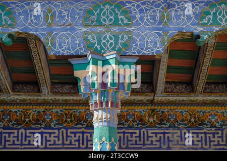 Kokand, Uzbekistan - 24 ottobre 2023: Dettaglio delle colonne del Palazzo Khudayar Khan a Kokand nella valle di Fergana, Uzbekistan. Foto Stock