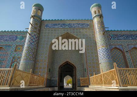 Kokand, Uzbekistan - 24 ottobre 2023: Facciata del Palazzo Khudayar Khan a Kokand nella valle di Fergana, Uzbekistan. Foto Stock