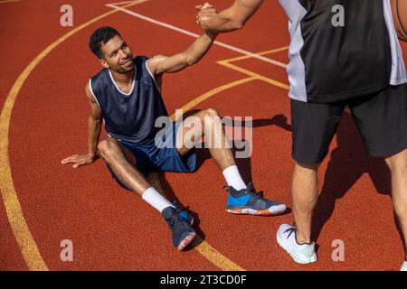 Giocatori di pallacanestro sul campo da basket dopo aver giocato una partita intensa. Foto Stock